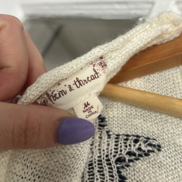 Cross Back Star Sweater - Picture 5 of 5